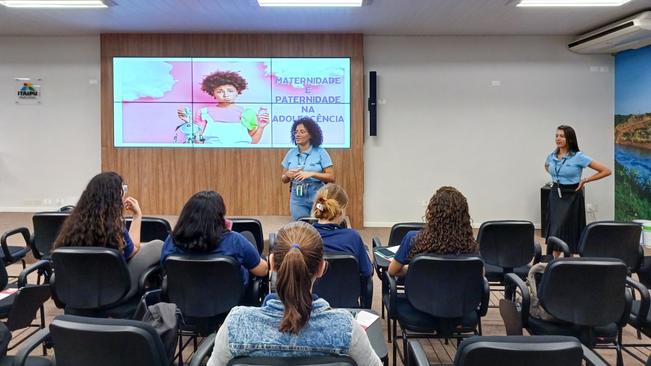Estagiárias da Itaipu organizam encontros sobre saúde feminina para adolescentes do PIIT